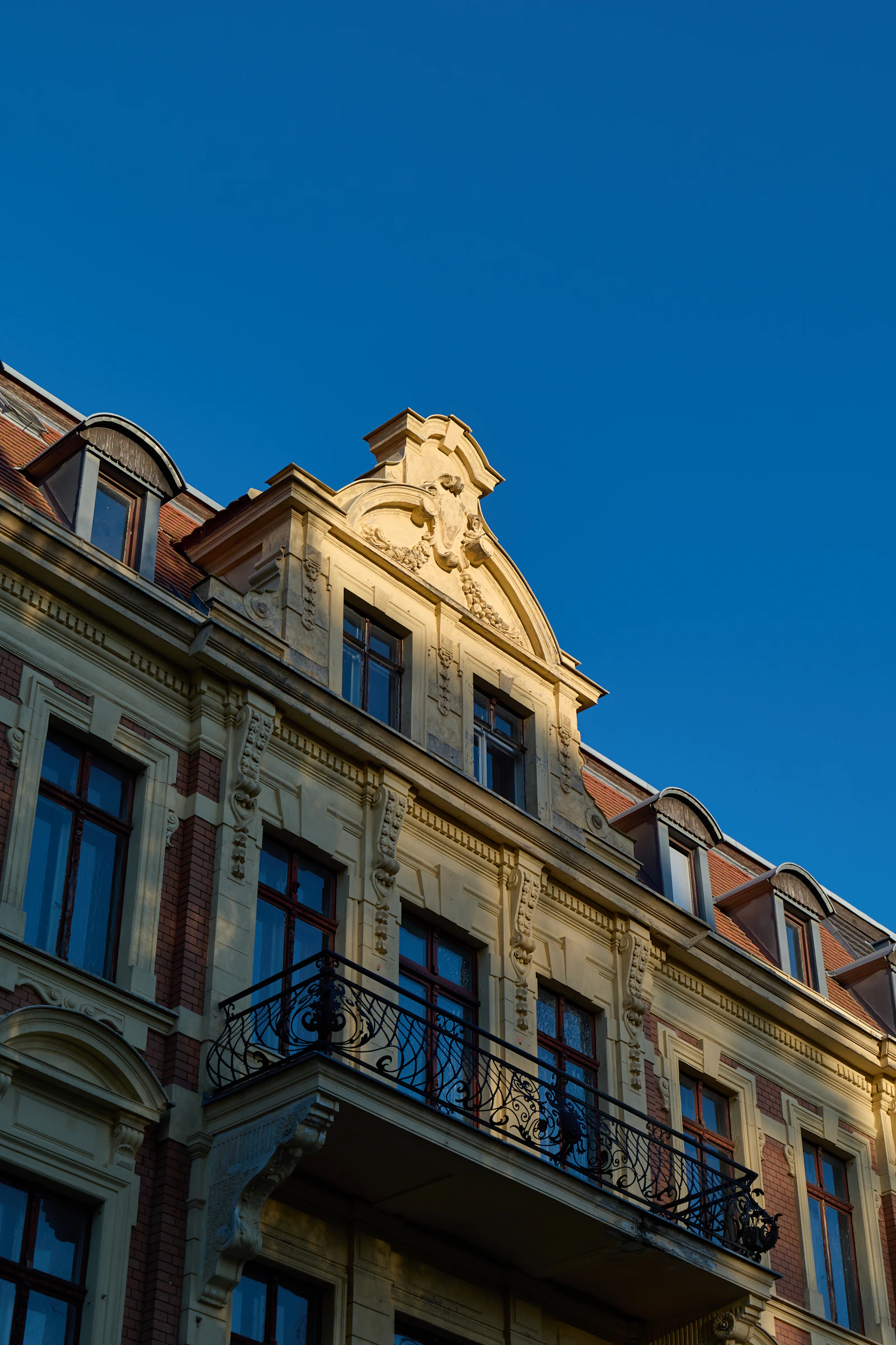 Wohnhausfassade als Beispiel für Off-Market-Immobilien