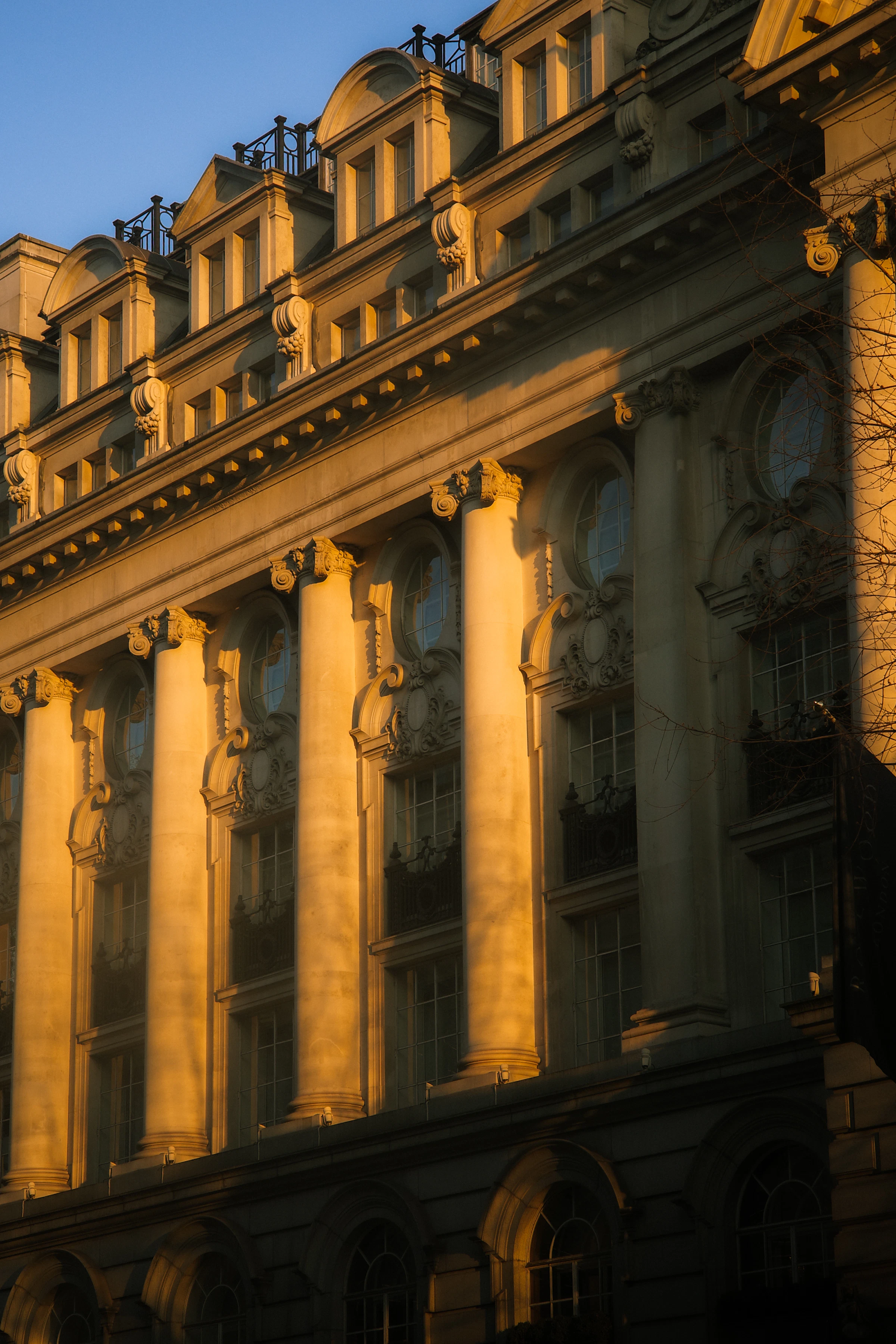 Vorgeschlagenes Off-Market-Objekt: klassische Säulenfassade im Abendlicht